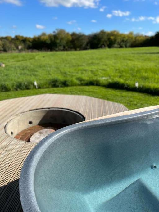 Beautiful Olive Pod Geo Dome House With Hot Tub East Horsley