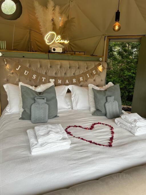 Luxury tent Beautiful Olive Pod Geo Dome House With Hot Tub *